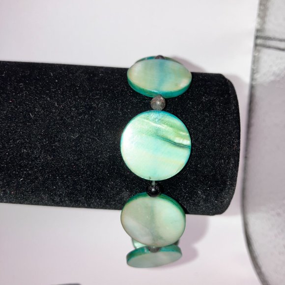 Floating Light Green Shell Bead Flat Cord Bracelet Homemade! - Picture 2 of 7